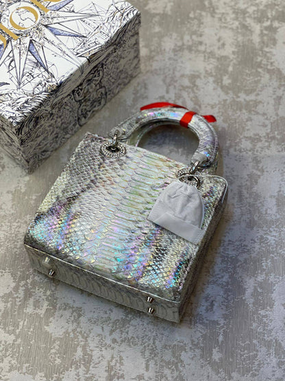 Dior
270 dhs❣️

Zain175
♥️♥️♥️