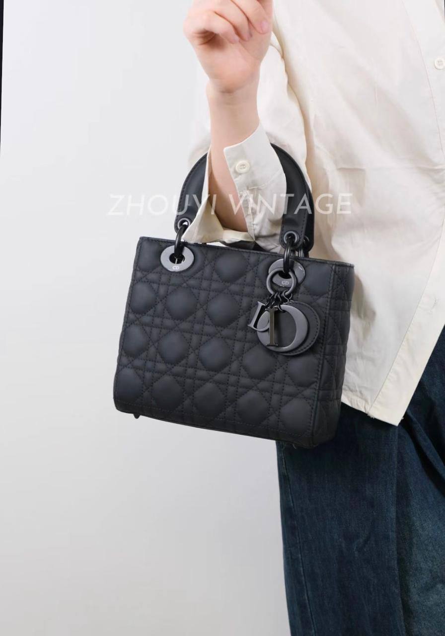 LADY DIOR 
  BIG SIZE 
GOOD QUALITY 
WITH BOX
120 dhs✅
SIZE: 24cm

Zain295
♥️♥️♥️