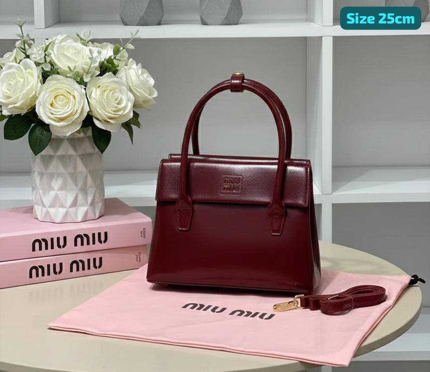 Miu Miu
Good quality 
110 dhs🪙🌨️

Zain186
♥️♥️♥️