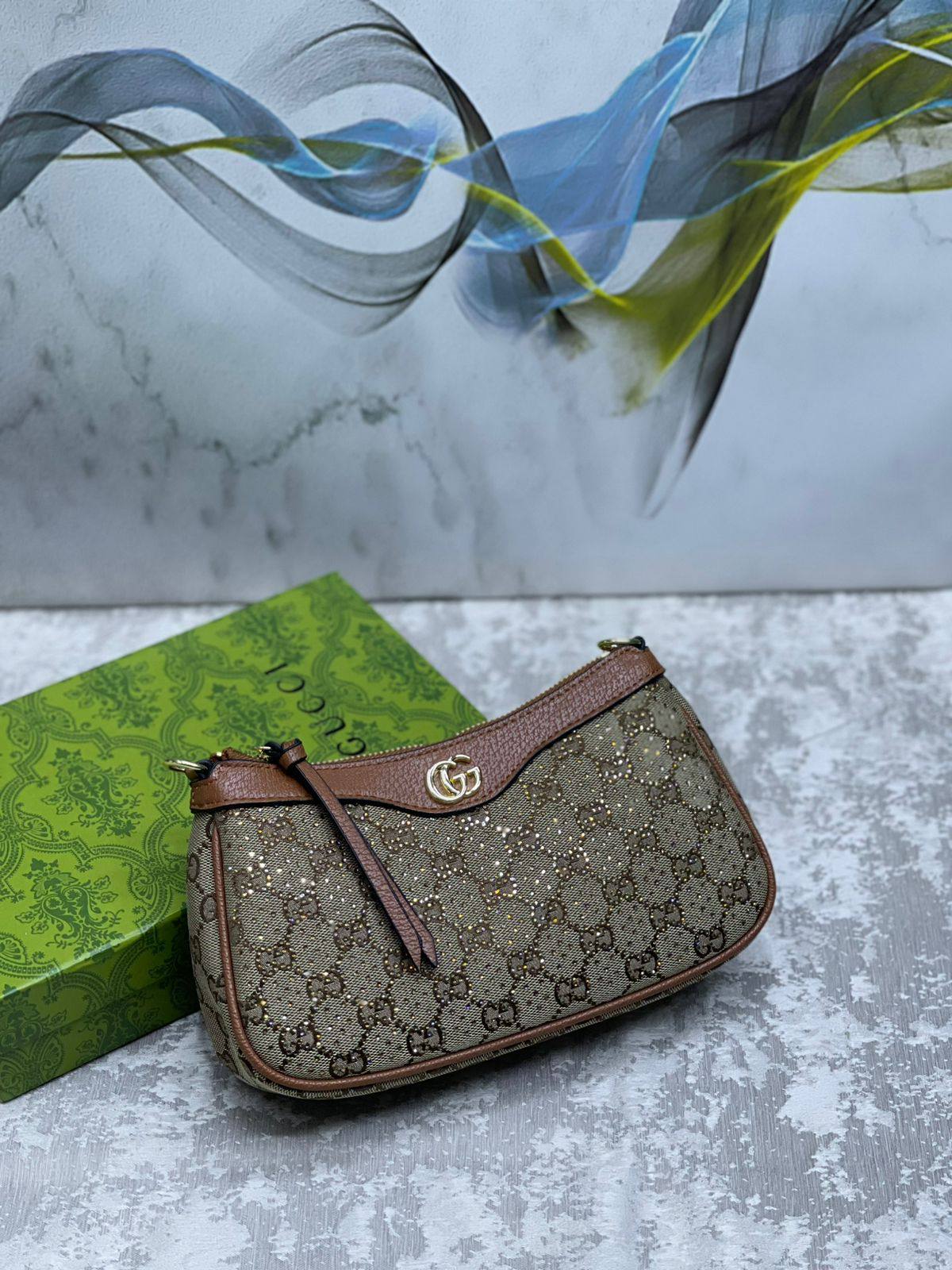 Gucci

with box 
🎁🎁🎁

95 dhs❣️

Zain175
♥️♥️♥️