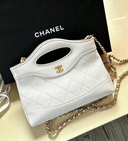 CHANEL 

GOOD QUALITY 

WITH BOX 
🎁🎁🎁

105 dhs✅

Zain39
♥️♥️♥️