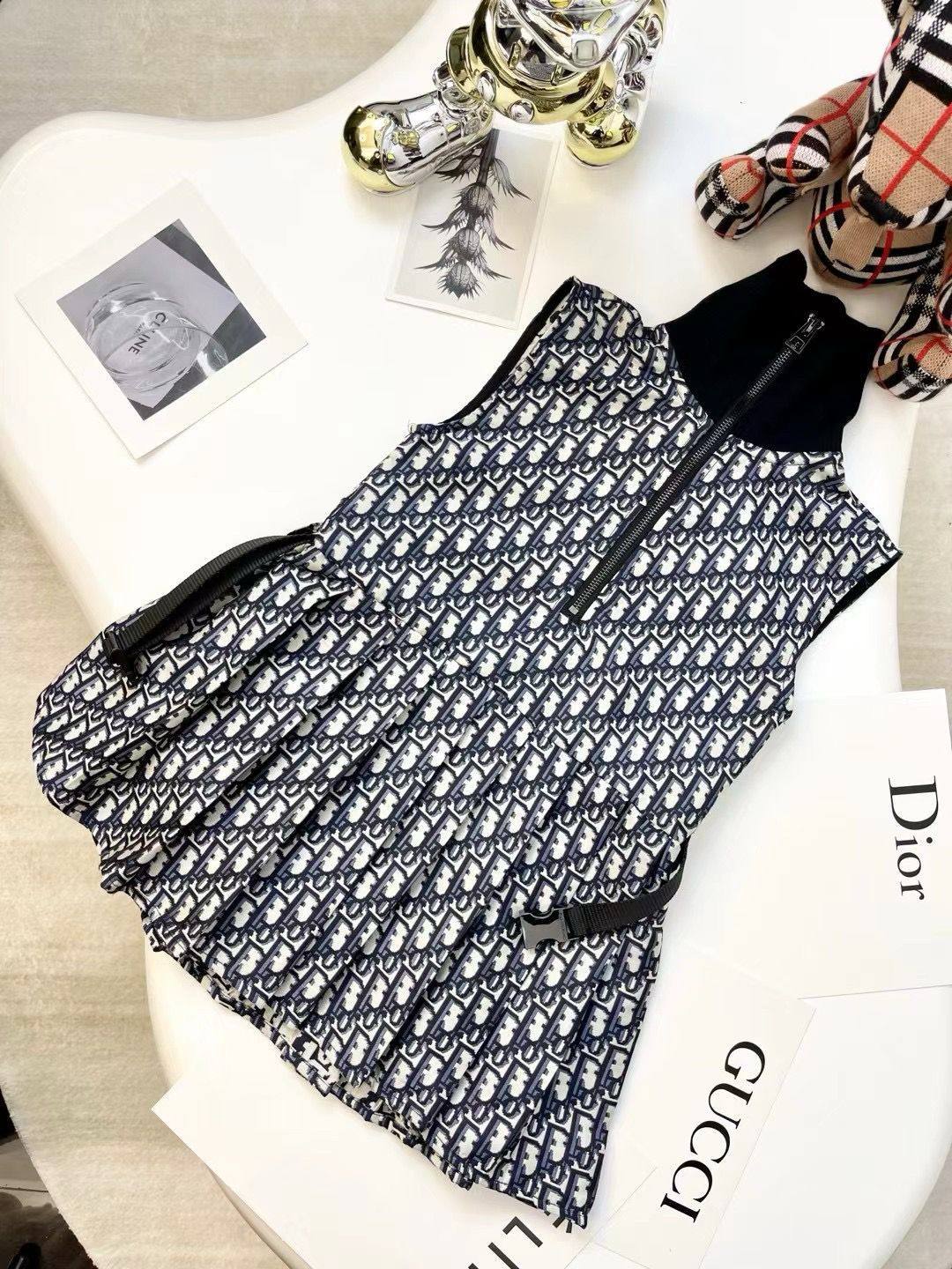 Dior
 Super master quality 😍
Size:. 2/12years old 
260 dhs👑

Zain261
♥️♥️♥️