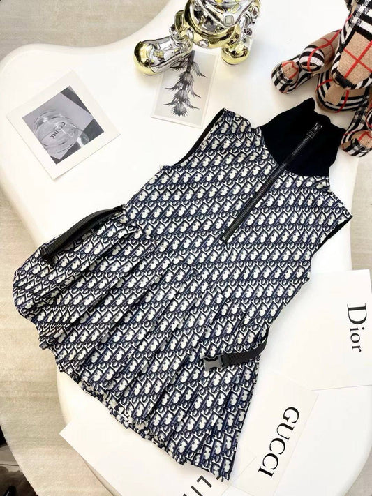 Dior
 Super master quality 😍
Size:. 2/12years old 
260 dhs👑

Zain261
♥️♥️♥️