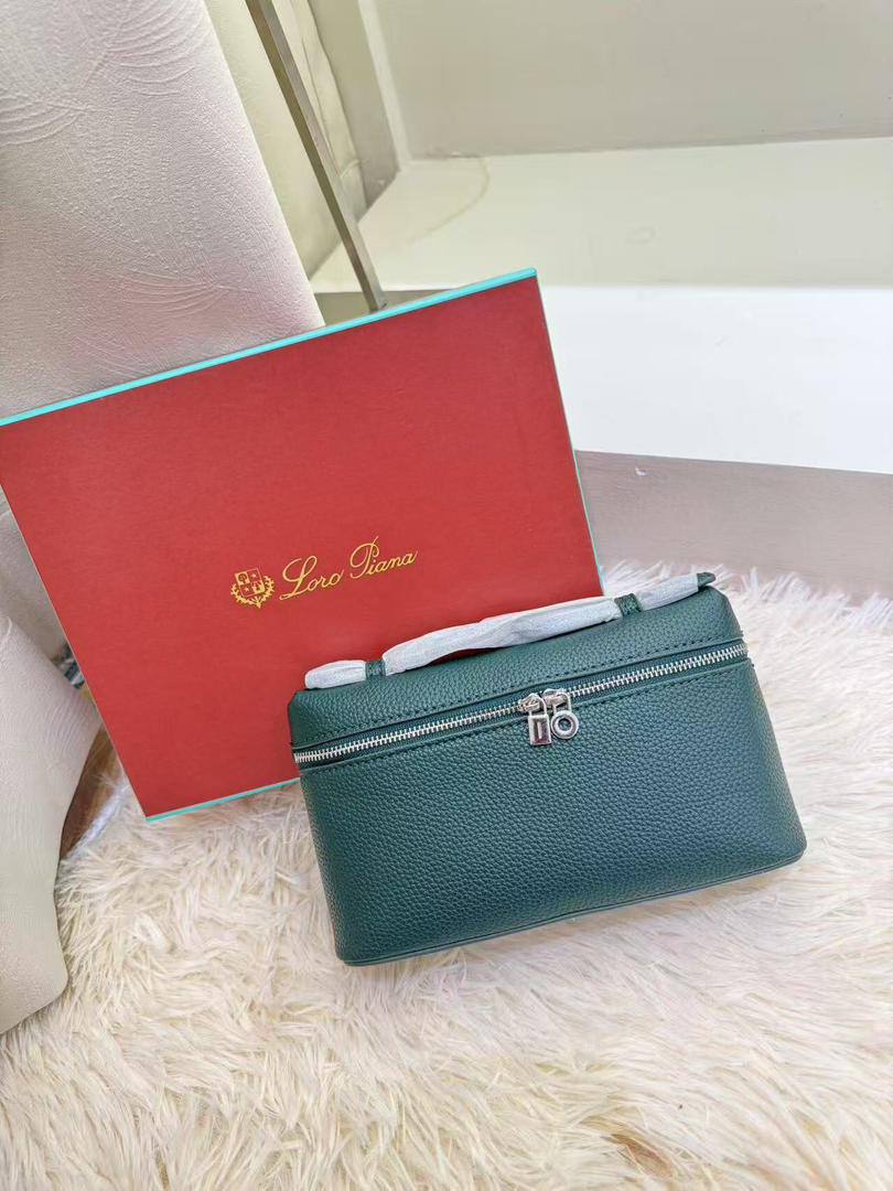 Loro Piana
80 dhs✅

with box
🎁🎁🎁

size 19×7×12cm

Zain42
♥️♥️♥️