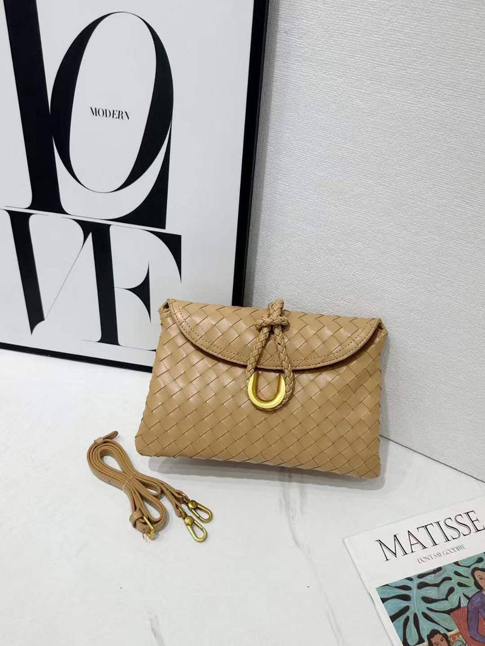 Bottega
with box🎁🎁🎁
95 dhs✅

Zain306
♥️♥️♥️