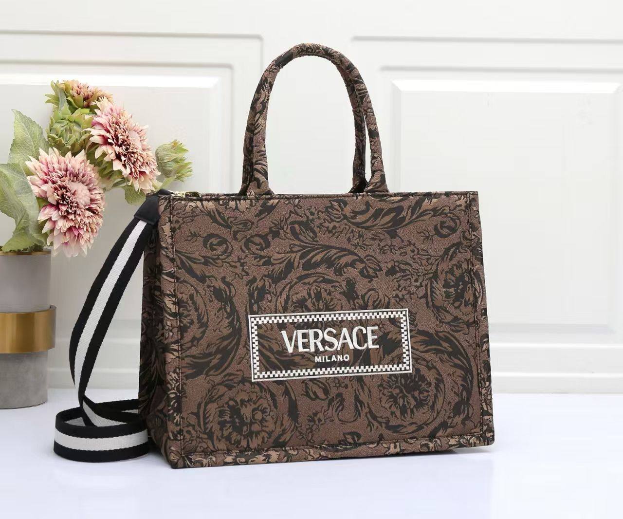 VERSACE  
NEW DESIGN GOOD QUALITY 
105 dhs🪙🌨️

Zain39
♥️♥️♥️