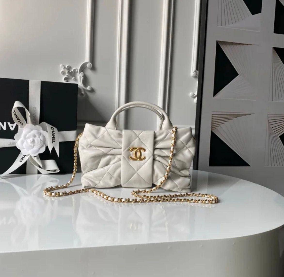 🎀 Chanel 25K
1️⃣ First quality +box🎁 
Size : 24 *15 cm
115 dhs🌺
with box 🎁

Zain115
♥️♥️♥️