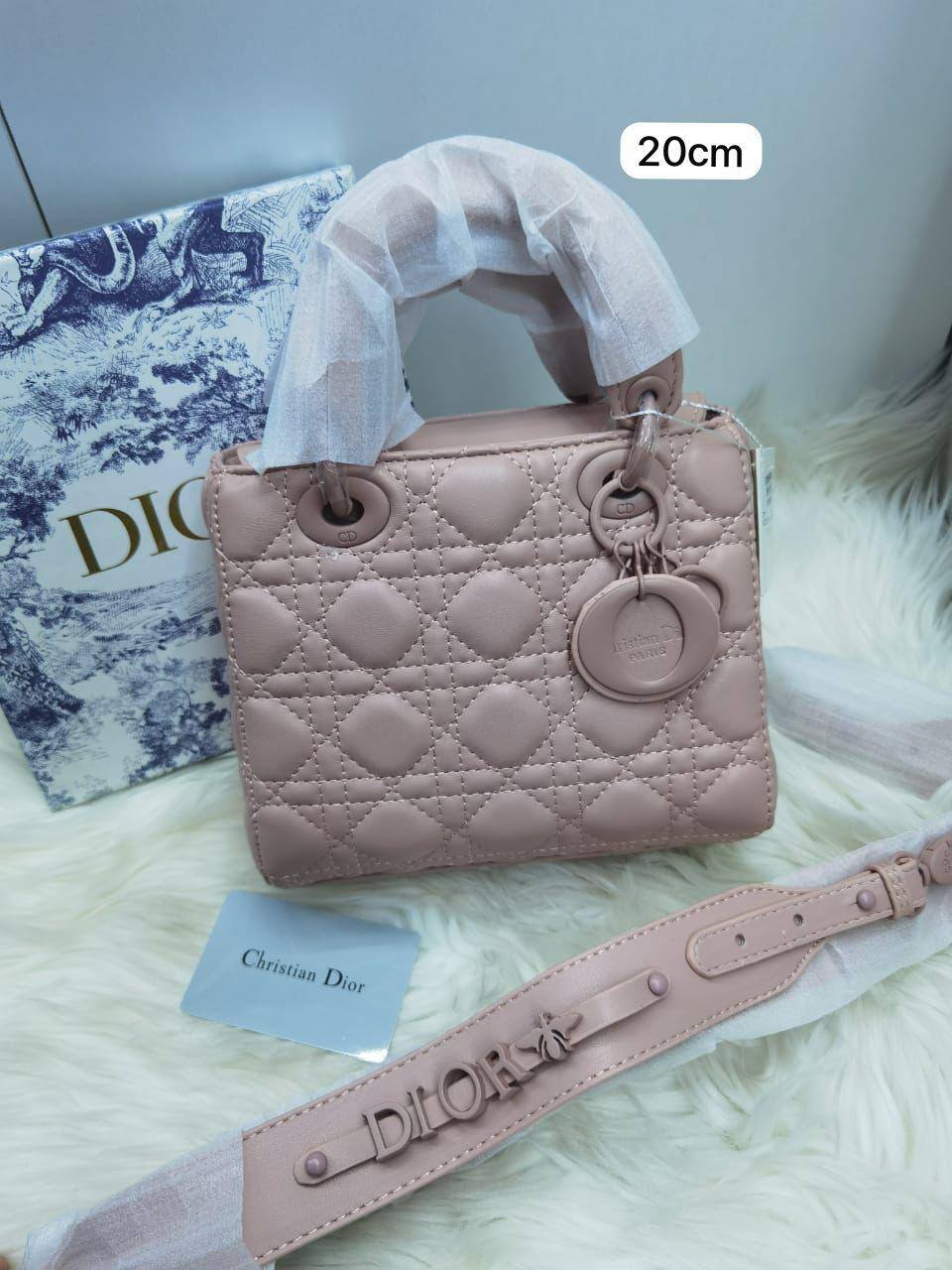 💎 Lady  Dior 
1️⃣ First Quality +🎁
Size: 20 * 17 cm
110 dhs💓
with Box🎁

Zain115
♥️♥️♥️