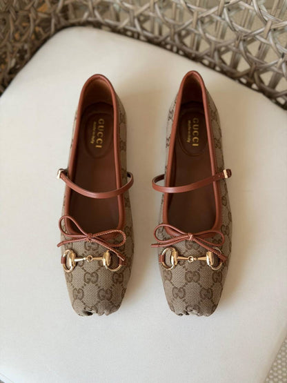 🩶✨ GUCCI ✨🩶
🤩 Available New Arrival 🤩
😍😍 Super Master Quality 😍😍
👠 Size: 36 to 41
💎 Premium Quality
450 dhs✅

Zain198
♥️♥️♥️