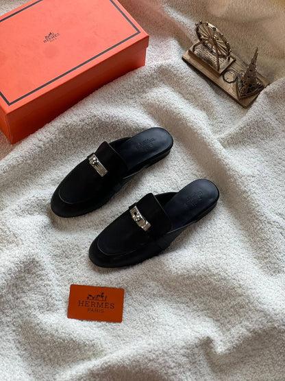 New. Hermes shoes 

   Size  .  36.  to 41

115 dhs🪙💚

Zain80
♥️♥️♥️