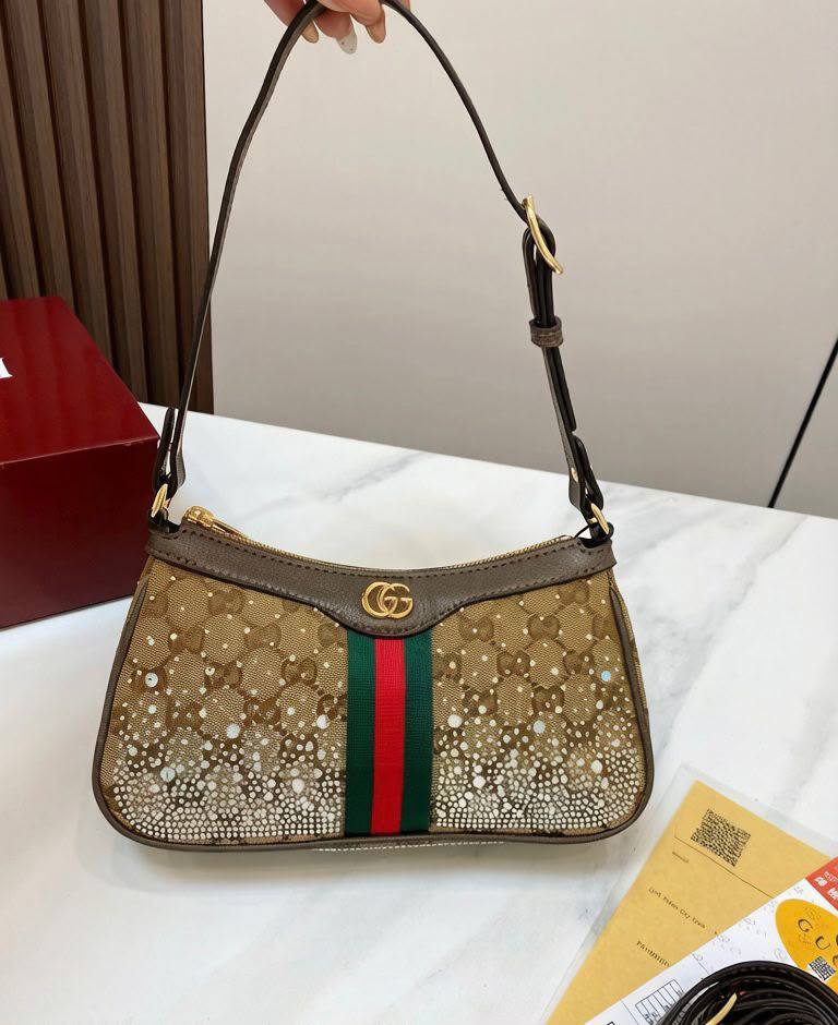 GUCCI
 COPY ONE 
SPECIAL OFFER 
WITH BOX 
140 dhs💓
Size:25cm

Zain295
♥️♥️♥️