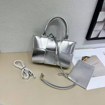 Bottega veneta 

with box 
🎁🎁🎁

90 dhs❤️

Zain177
♥️♥️♥️
