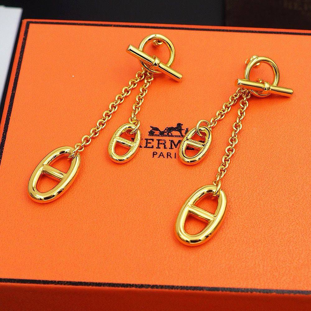Hermes ❤️‍🔥*
Earring 🐦‍🔥
Master quality 💯
With normal boxes 🗃️ 
55 dhs👑
With master box 📦 
70 dhs👑

Zain216
♥️♥️♥️