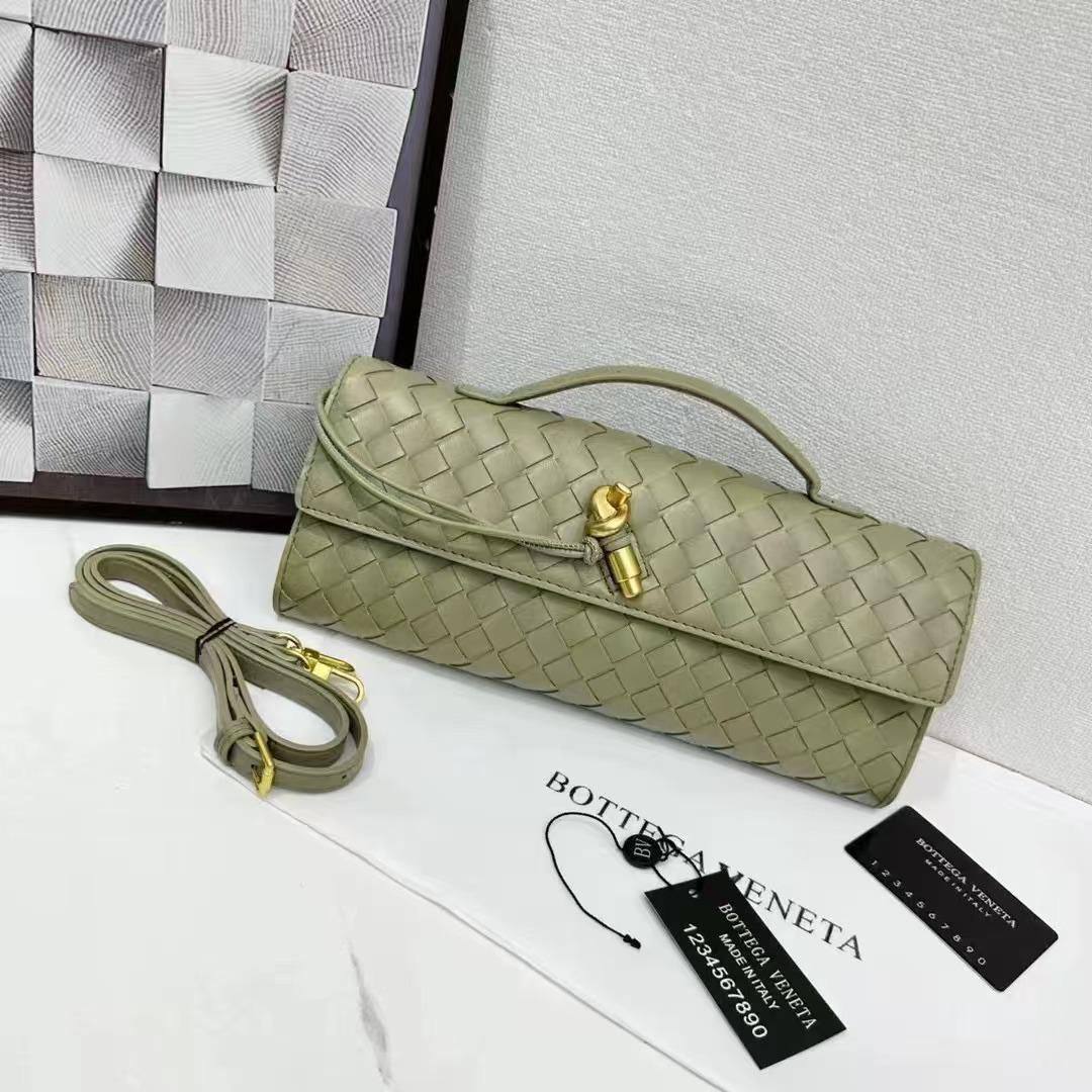 Bottega Veneta 
With Box 
🎁🎁🎁

105 dhs❣️

Zain250
♥️♥️♥️