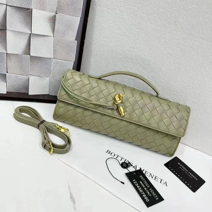 Bottega Veneta 
With Box 
🎁🎁🎁

105 dhs❣️

Zain250
♥️♥️♥️