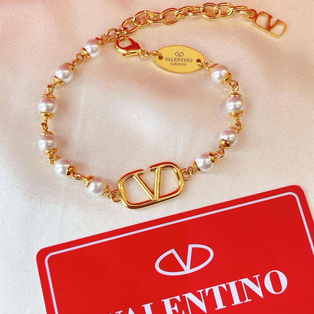 Valntino 🦋*
Breslat ❤️‍🔥
Master quality 💯
With normal boxes 📦 
50 dhs🪙💚

Zain216
♥️♥️♥️
