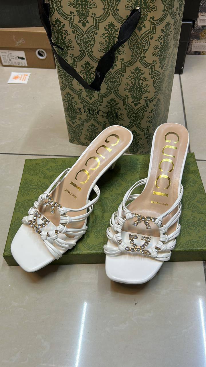 Gucci

Size 36 to 41

120 dhs❣️

Zain146
♥️♥️♥️