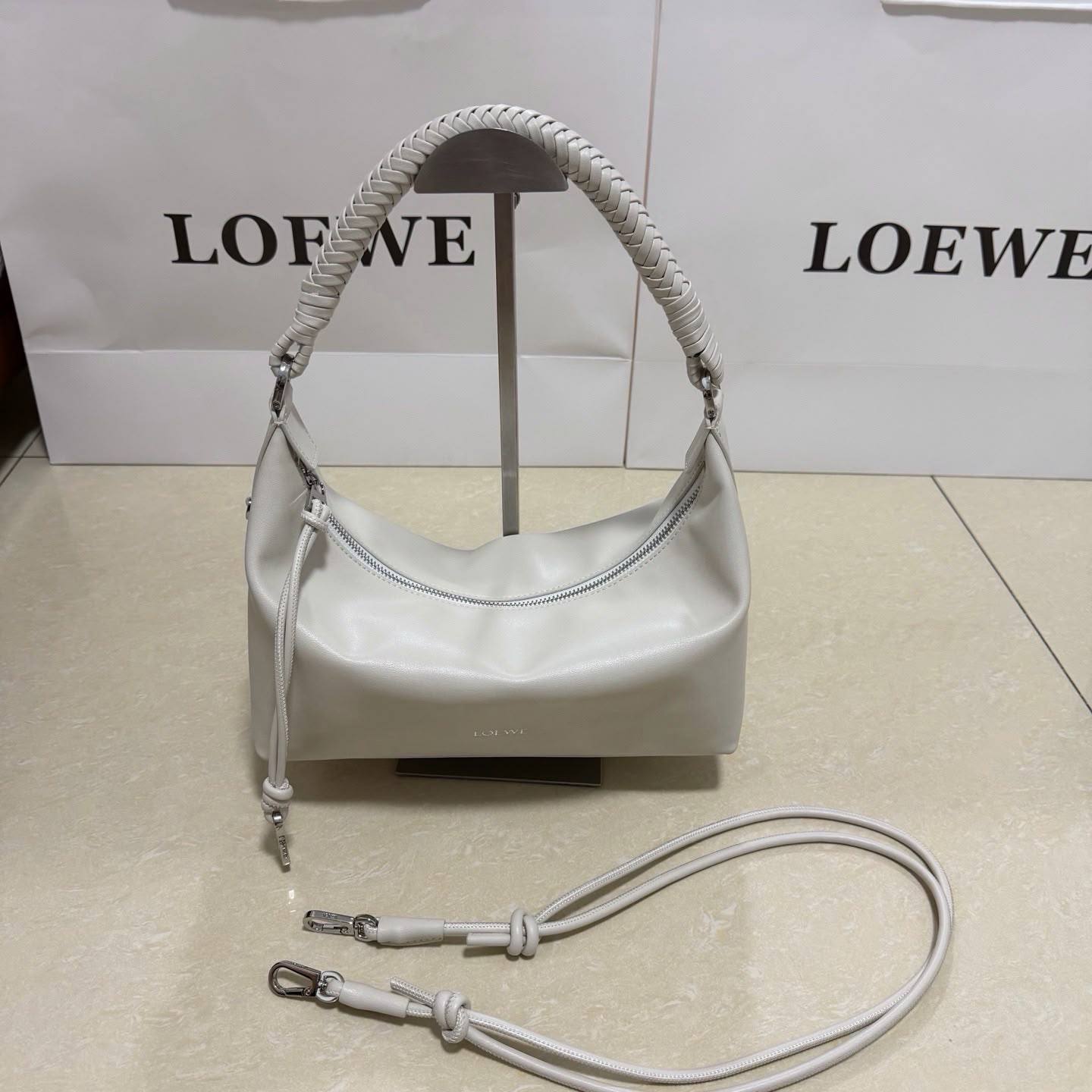 Loewe 
Master✅✅
300 dhs🇦🇪🇦🇪
#26cm🥰🥰

Zain228
♥️♥️♥️
