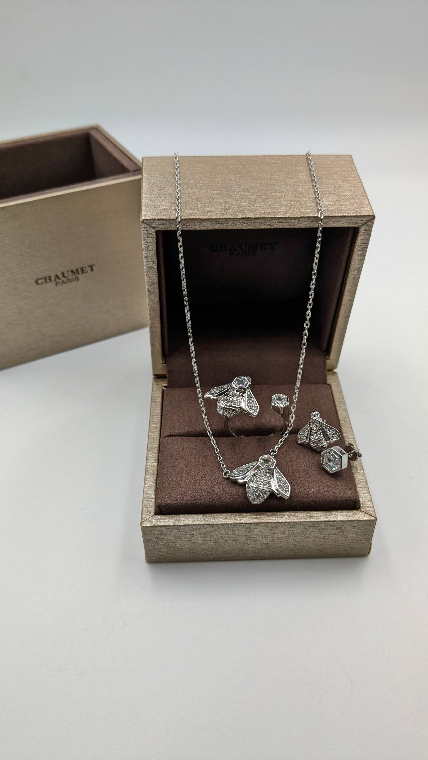 Chaumet
*Master Quality* 
*Necklace, Earrings & F.Ring*
190 dhs✅
with Normal Box 🎁

Zain210
♥️♥️♥️