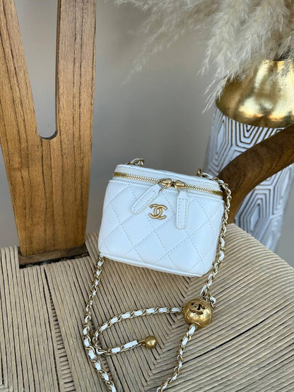 CHANEL
12cm
320 dhs✅
17cm
340 dhs✅
Top quality 
With box🎁

Zain167
♥️♥️♥️