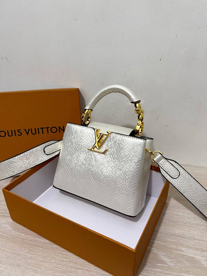 LV
100 dhs✅
with box
🎁🎁🎁

size 21cm

Zain26
♥️♥️♥️