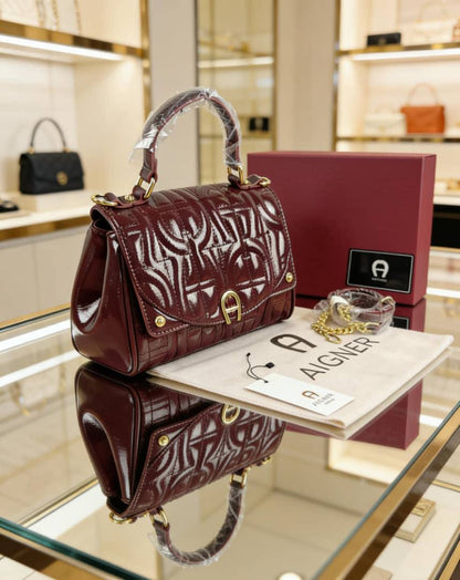 Aigner
95 dhs🇦🇪
with box
🎁🎁🎁

Size:24*18*11

Zain07
♥️♥️♥️