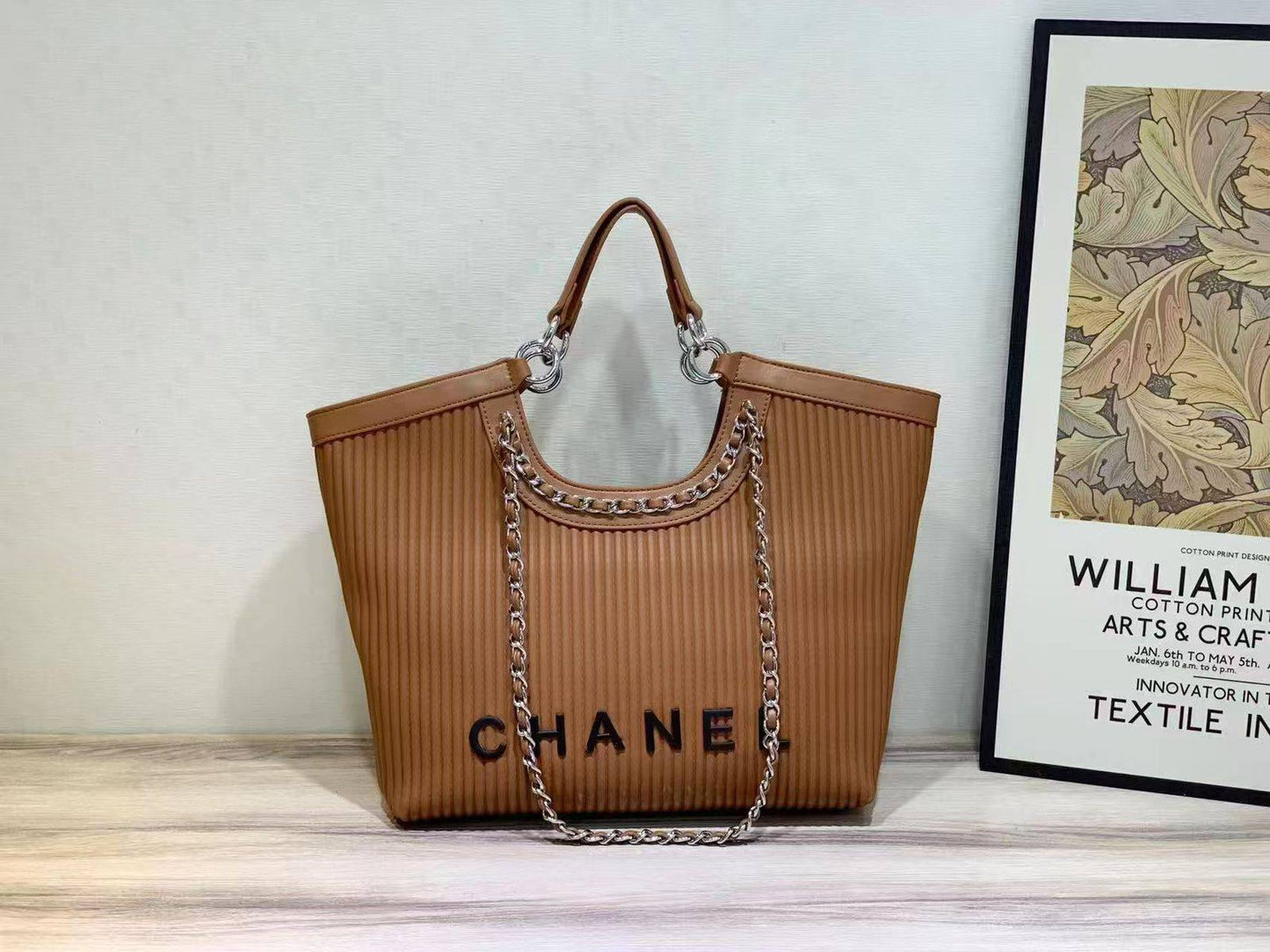 Chanel  
size:  32×33×6cm
110 dhs❣️

Zain114
♥️♥️♥️