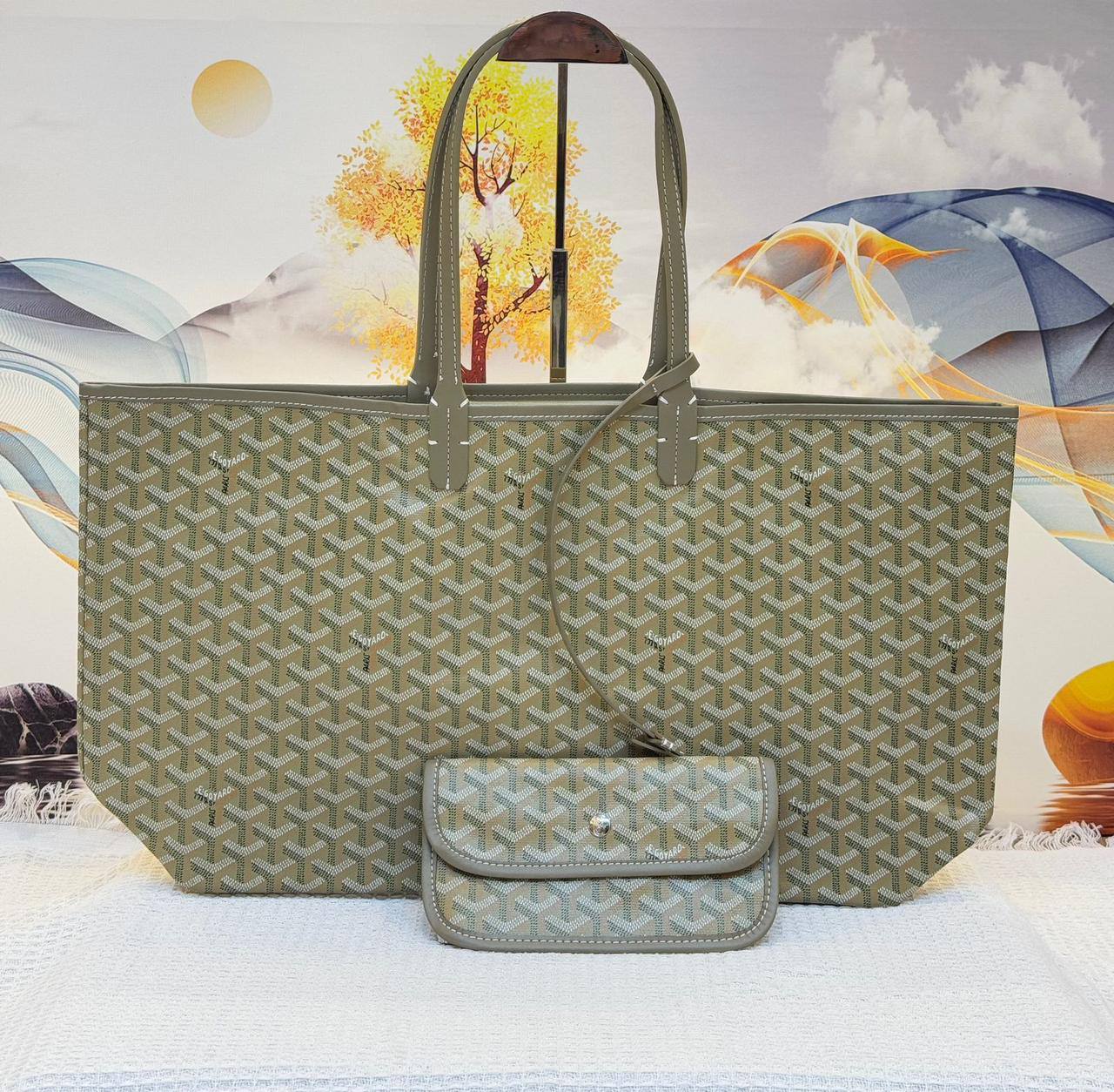 Goyard
Best quality 
90 dhs🪙🖤
size 56cm

Zain158
♥️♥️♥️