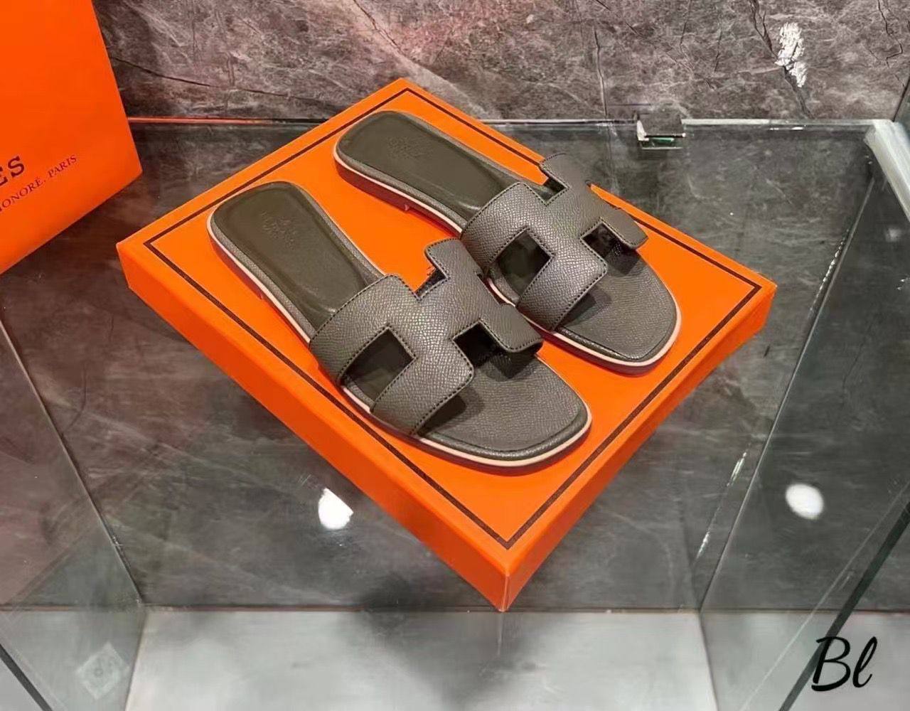 Hermes 
75 dhs🌺
good quality 
size 36 to 42 

Zain278
♥️♥️♥️