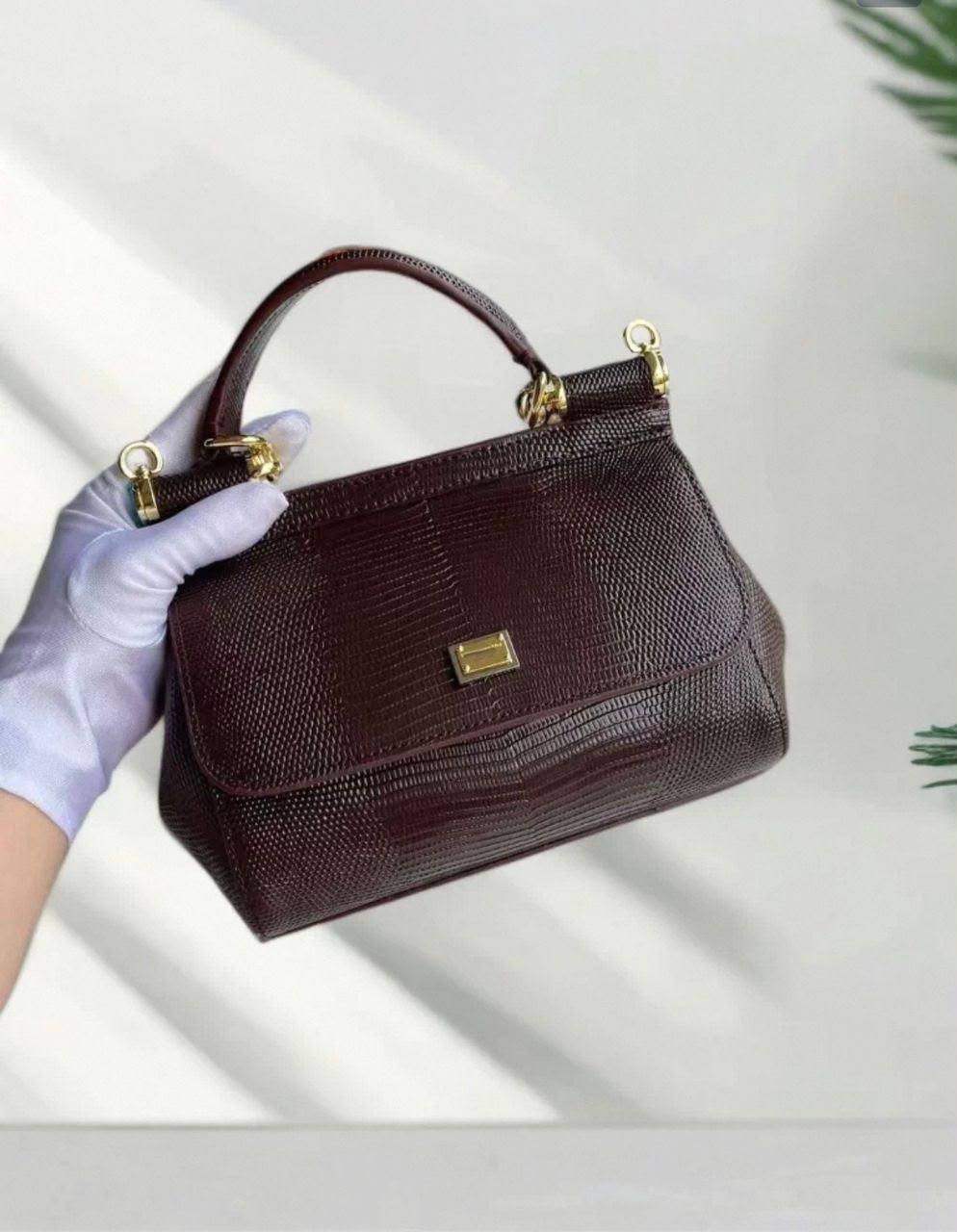 D&g

110 dhs
With box

Zain35
♥️♥️♥️