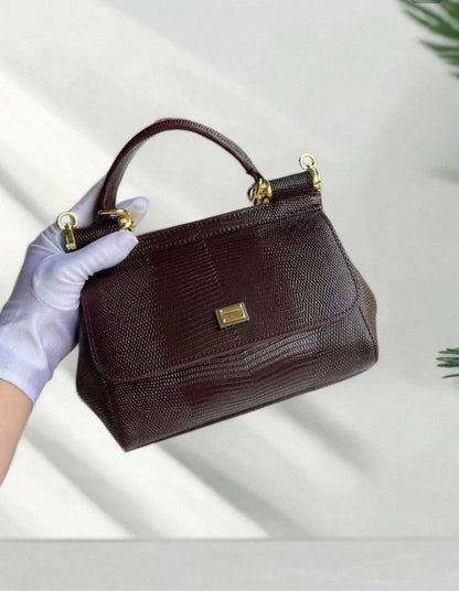 D&g

110 dhs
With box

Zain35
♥️♥️♥️