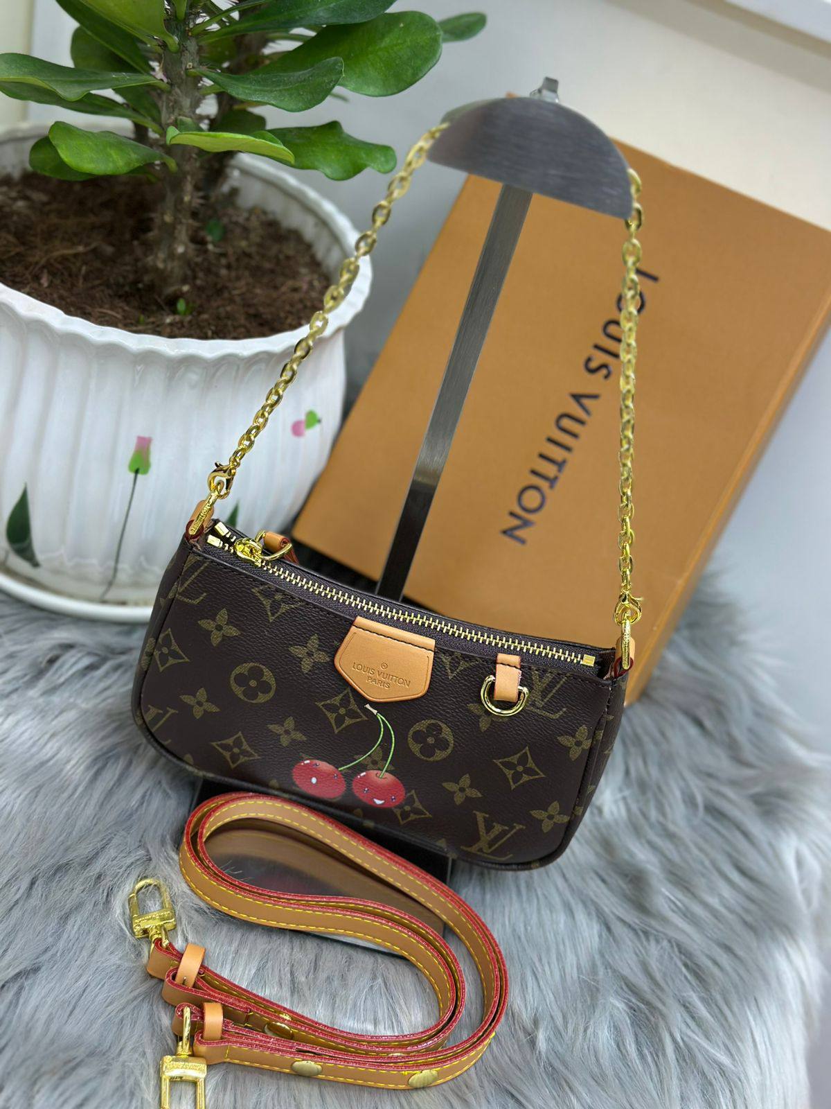 LV
SIZE  ……… 20CM🥰
85 dhs🪙🌨️

with BOX🌷
🎁🎁🎁

Zain244
♥️♥️♥️