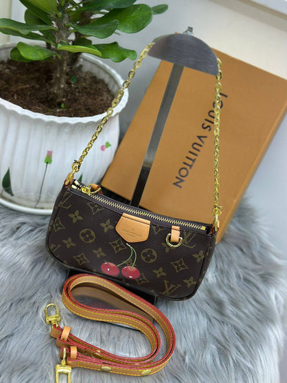LV
SIZE  ……… 20CM🥰
85 dhs🪙🌨️

with BOX🌷
🎁🎁🎁

Zain244
♥️♥️♥️