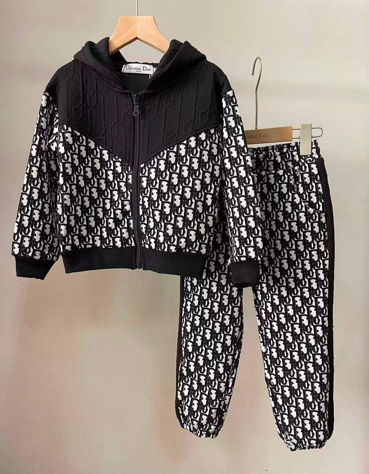 Dior
Prada
Fendi

1-9y 

130 dhs 

Zain151
♥️♥️♥️