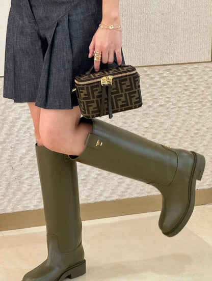 Fendi
95 dhs✅

with box🎁

size 16×8×11cm

Zain42
♥️♥️♥️