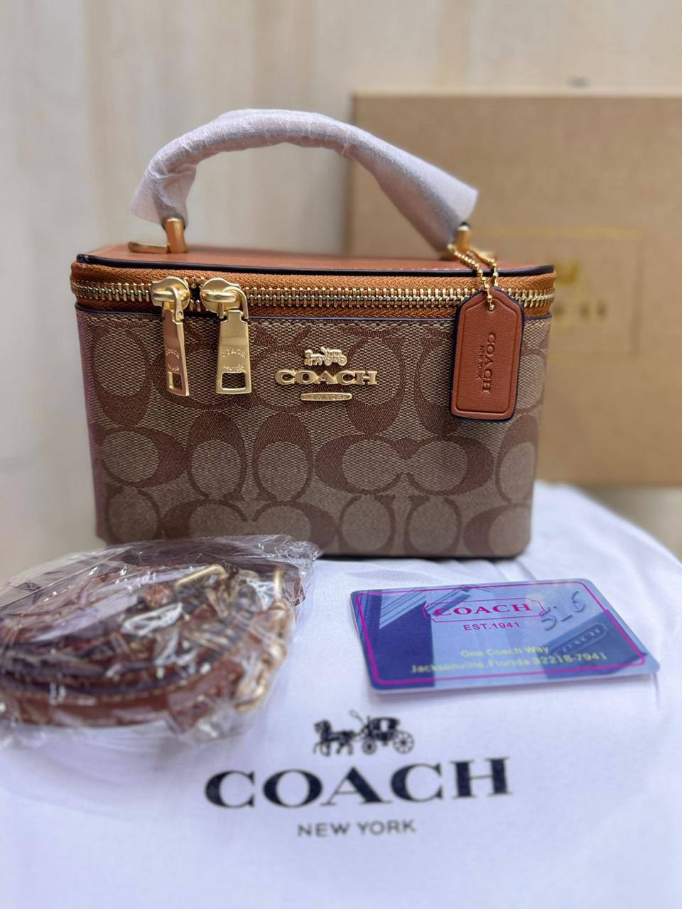 💗 Coach
1⃣️ First quality +🎁
Size: 18 * 11 cm
85 dhs🪙🌨️

with box🎁

Zain115
♥️♥️♥️