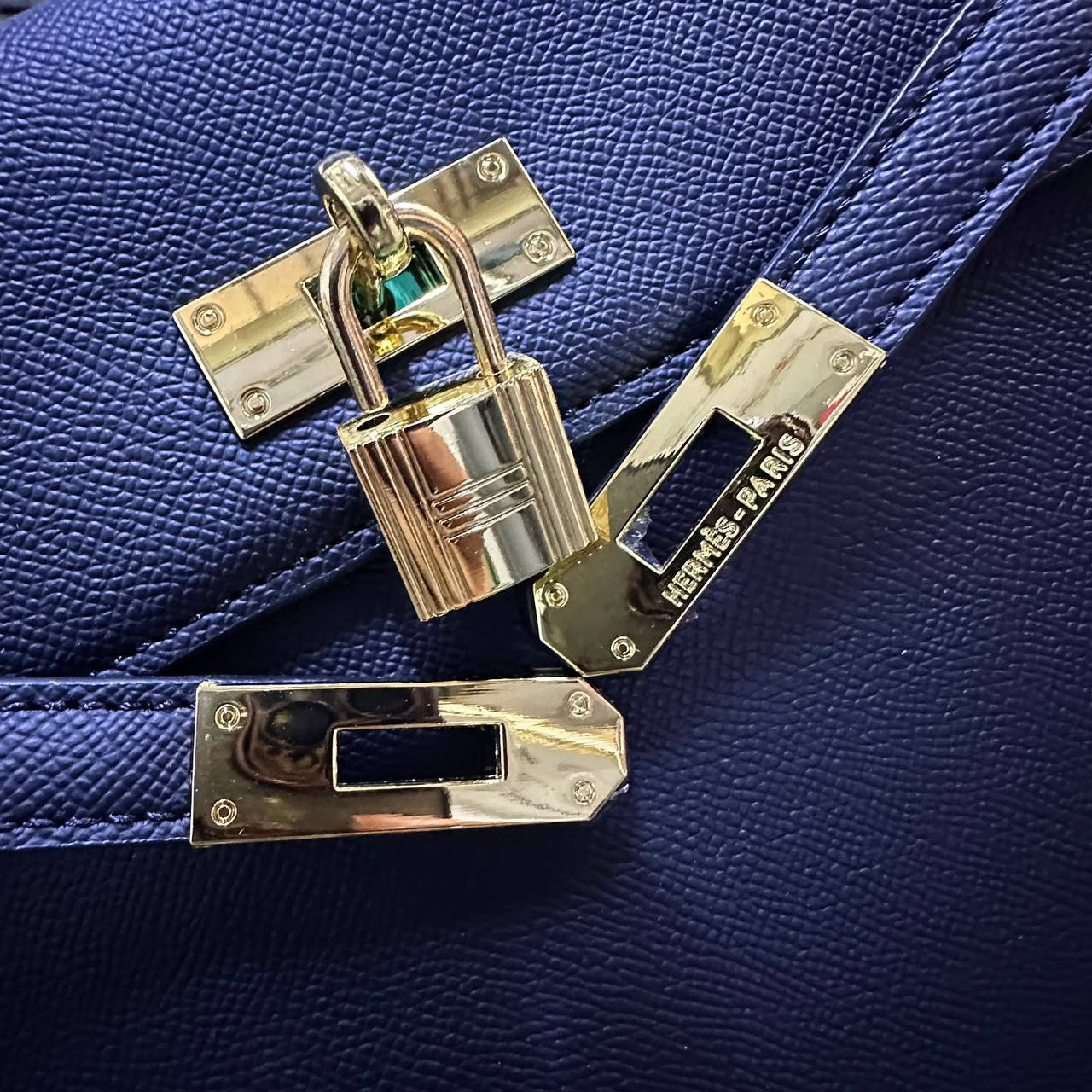 HERMES KELLY BIG SIZE NEW CAME GOOD QUALITY 
120 dhs🇦🇪🇦🇪
Size: 28cm

Zain295
♥️♥️♥️