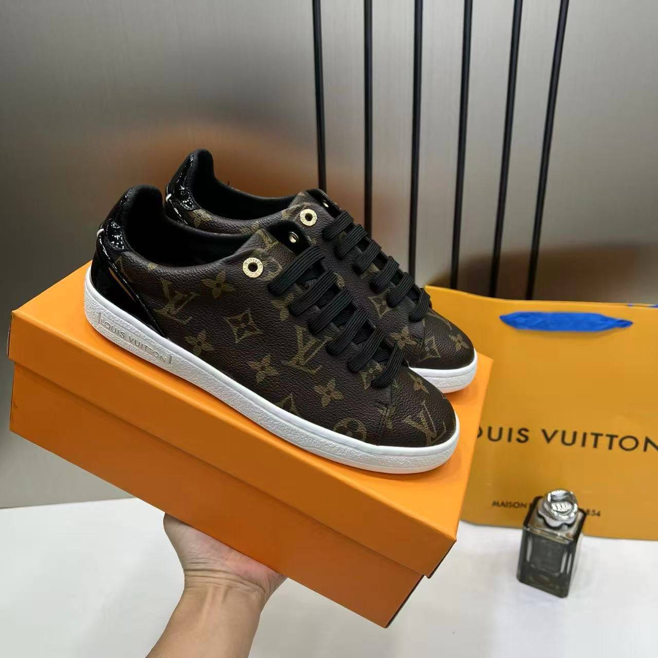 LV SHOES
GOOD QUALITY 
135 dhs💓
Size 36 TO 41

Zain40
♥️♥️♥️
