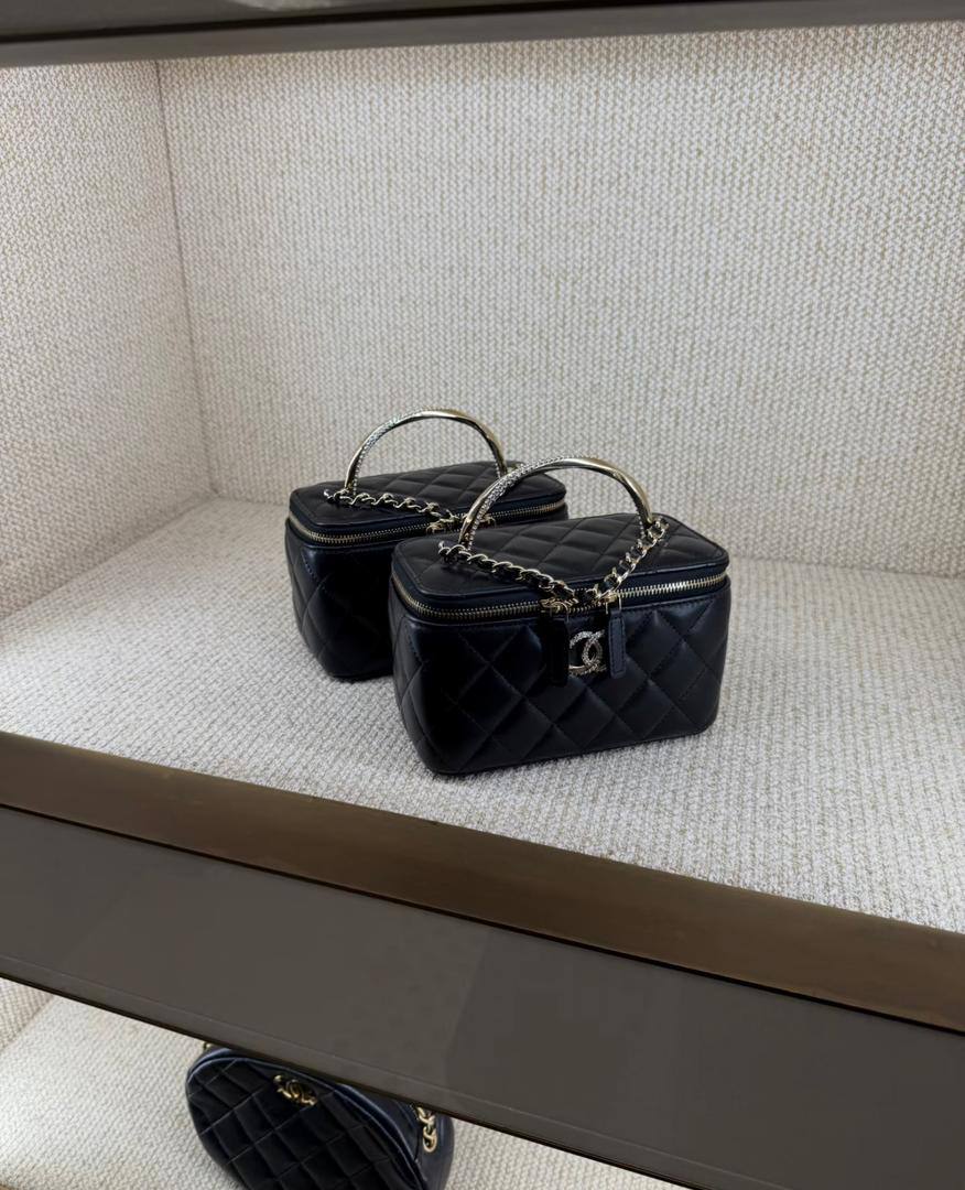 Chanel

110 dhs❣️

High-quality product 
with box
🎁🎁🎁

Zain35
♥️♥️♥️
