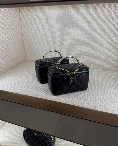 Chanel

110 dhs❣️

High-quality product 
with box
🎁🎁🎁

Zain35
♥️♥️♥️