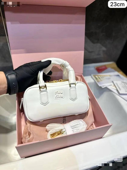 🌷 Miumiu
1⃣️ First quality +🎁
Size : 23 * 8 * 11 cm
85 dhs✅
with box🎁

Zain115
♥️♥️♥️