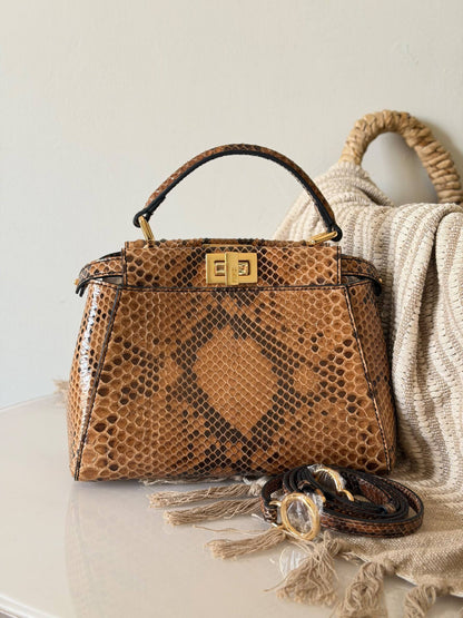 Fendi. Peekaboo 
Snake leather 
Size :23 cm

For Price 👇 WhatsApp✅
0568585901 
0507557372
0552275751 Owner Zain 👌

Zain315
♥️♥️♥️