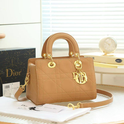 Dior
120 dhs✅
size：25cm
Good quality

With box
🎁🎁🎁

Zain35
♥️♥️♥️