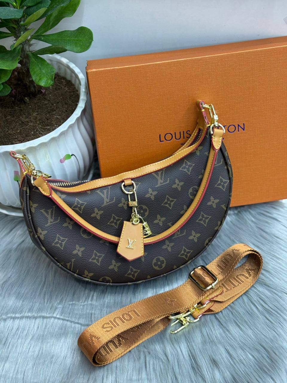 LV
SIZE  ………28CM👌

95 dhs🪙🌨️

with box
🎁🎁🎁

Zain244
♥️♥️♥️