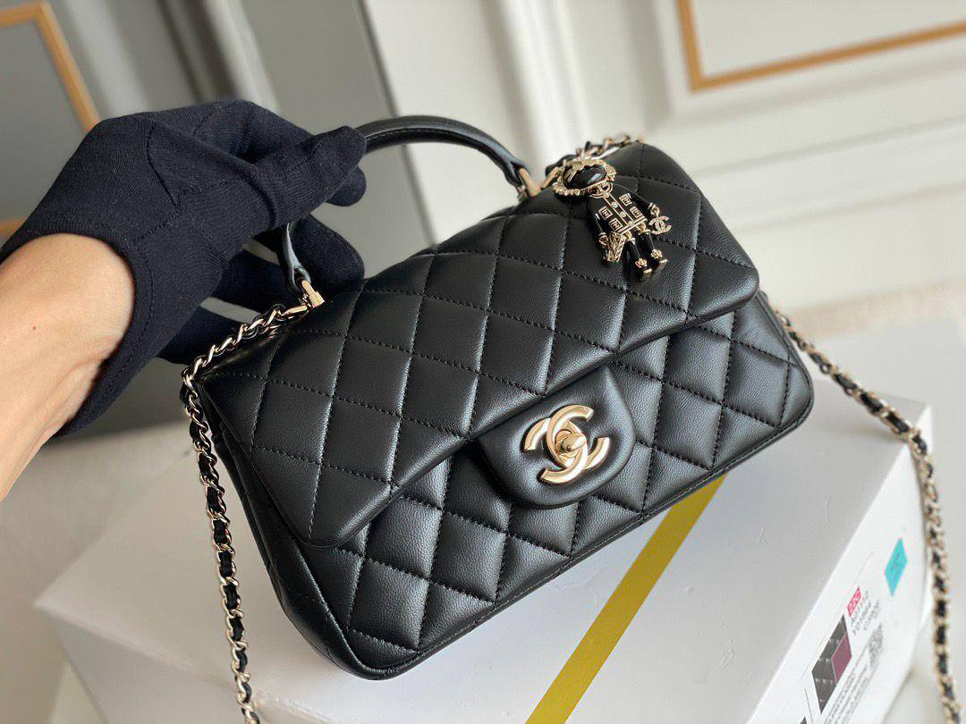 CHANEL 
NEW CAME GOOD QUALITY 

WITH BOX 🎁🎁🎁

105 dhs🇦🇪
SIZE: 20cm

Zain39
♥️♥️♥️