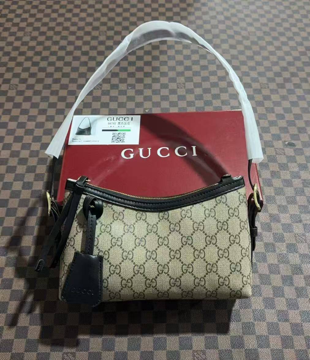 Gucci
withbox 
🎁🎁🎁

100 dhs✅

Zain143
♥️♥️♥️