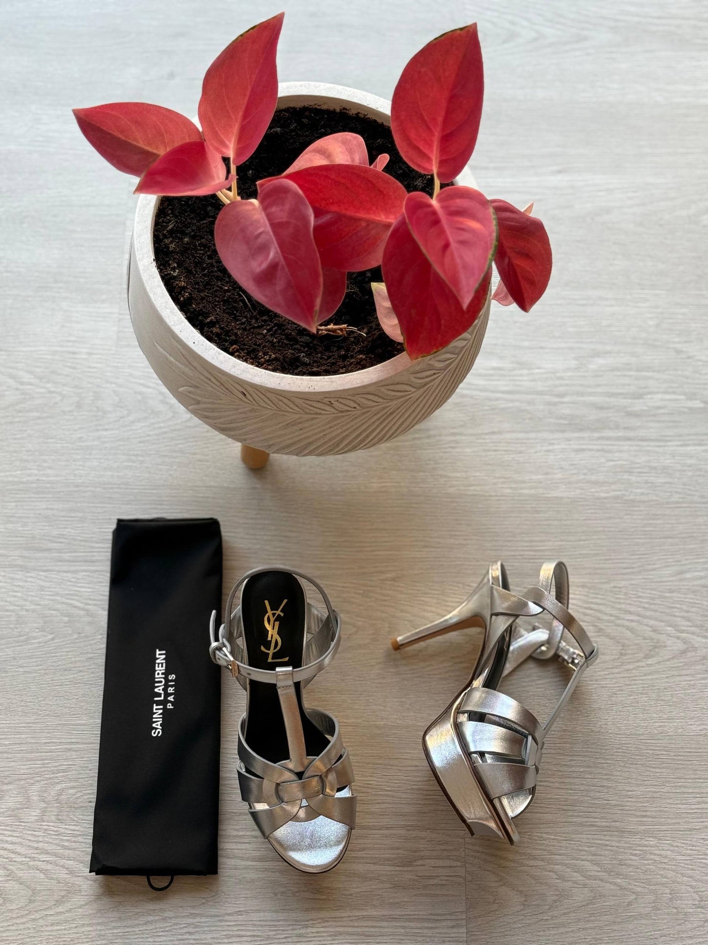 YSL
Master quality 
Size: 36 to 41
450 dhs✅

Zain318
♥️♥️♥️