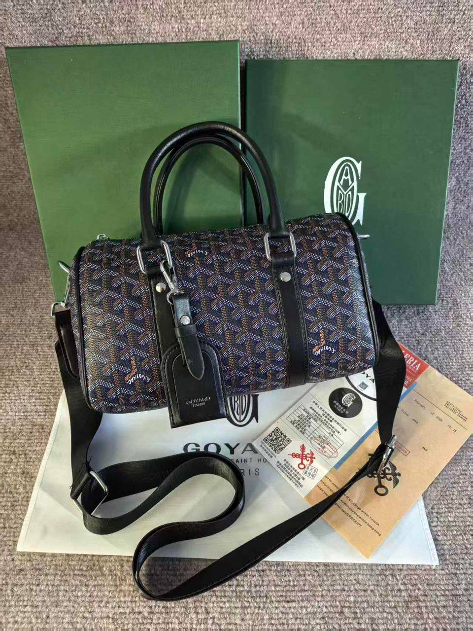 Goyard
Men's bag
110 dhs💓
with box
size 26×14×15cm

Zain42
♥️♥️♥️