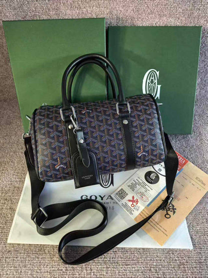 Goyard
Men's bag
110 dhs💓
with box
size 26×14×15cm

Zain42
♥️♥️♥️