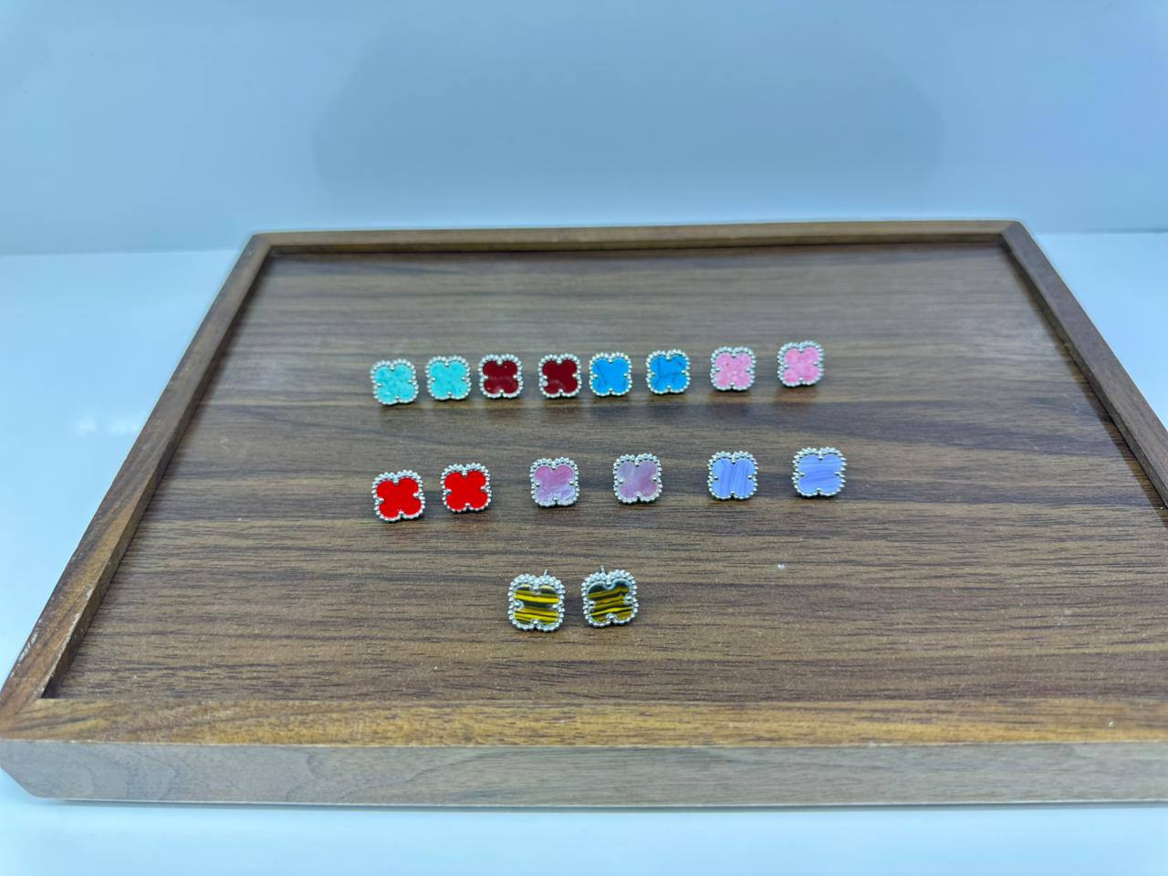 VCA Stainless steel ❤️‍🔥*
Earring ❣️
Non tarnish💯
With black boxes 📦 
20 dhs🪙💚
With normal boxes 📦 
And paper bag🛍️
30 dhs🪙💚

Zain216
♥️♥️♥️